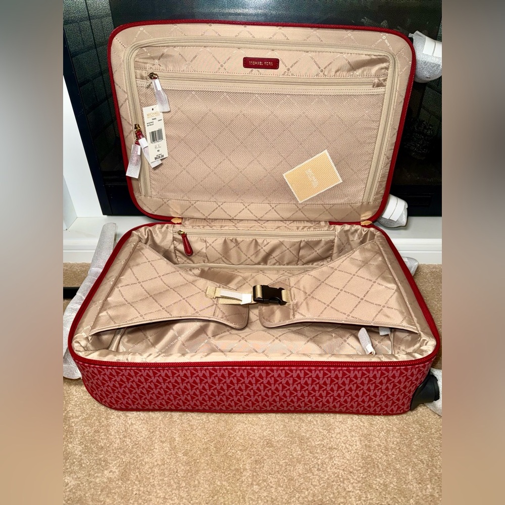 Michael Kors Cherry travel set - Picture 9 of 14